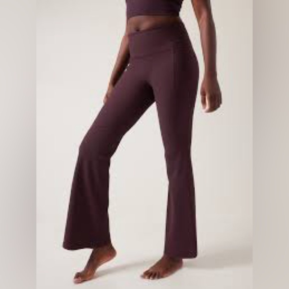 NWT Athleta Salutation Stash Ribbed Flare Leggings Sz S Spiced Cabernet - Picture 2 of 9